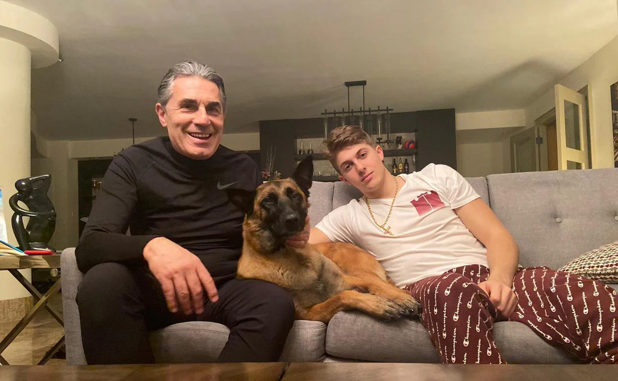 Sergio Scariolo, en el salón de su casa en Toronto, junto a su hijo Alessandro y su perra Simba. 