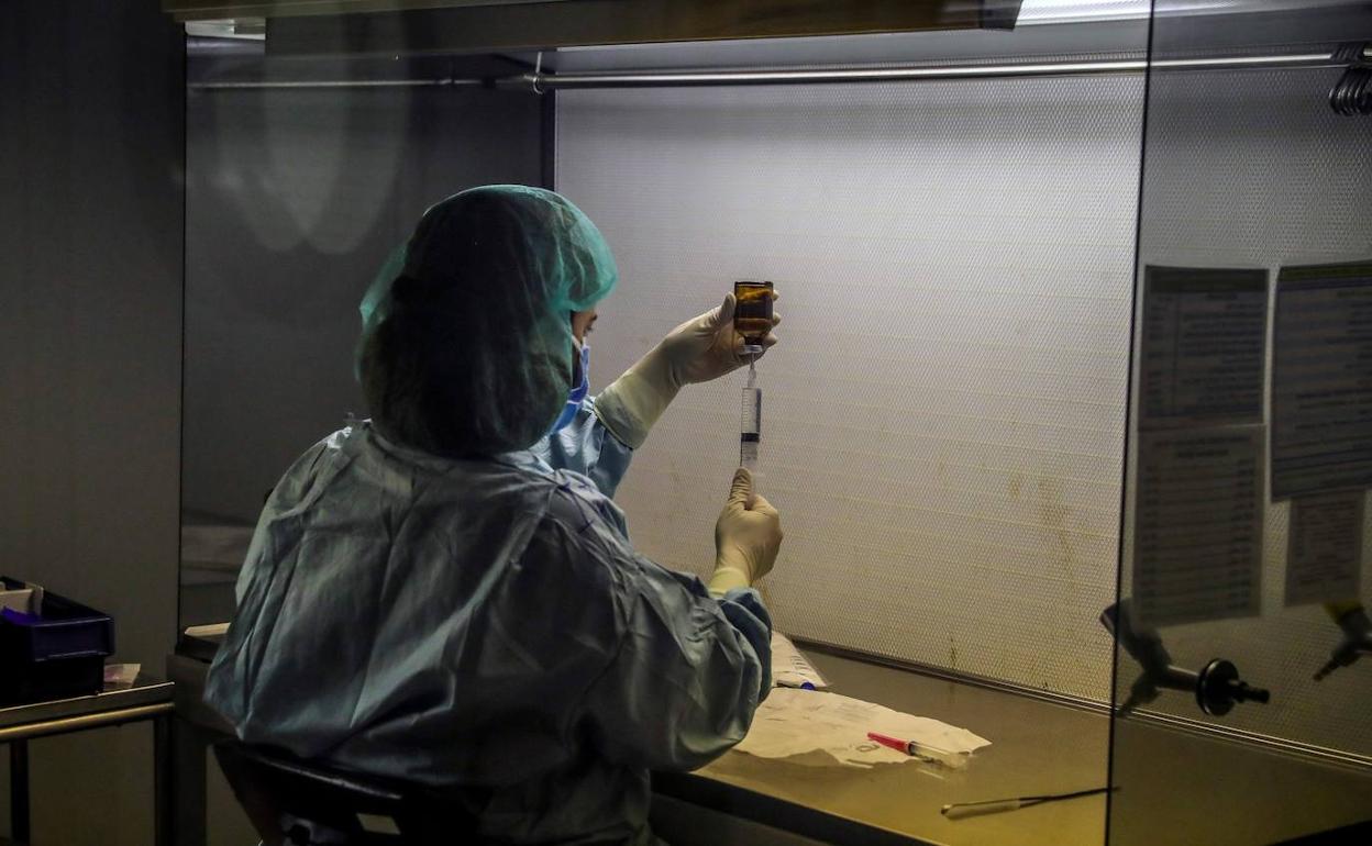 Una investigadora, en el hospital Puerta de Hierro. 