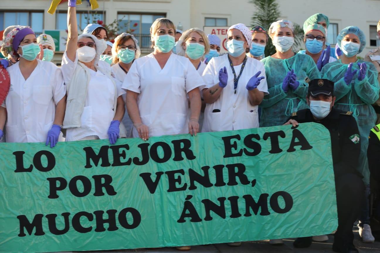 La hora de los aplausos a los sanitarios en Carlos Haya 