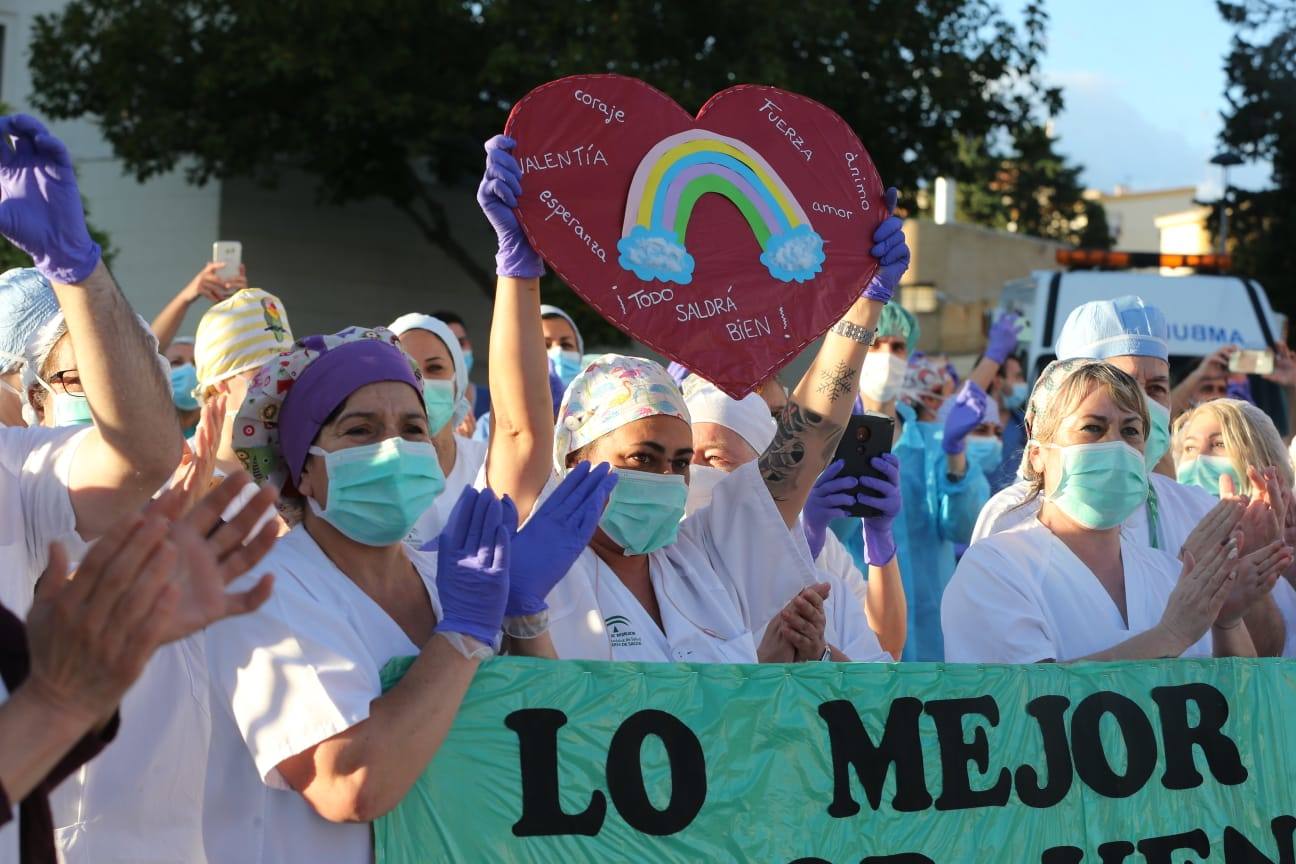 La hora de los aplausos a los sanitarios en Carlos Haya 