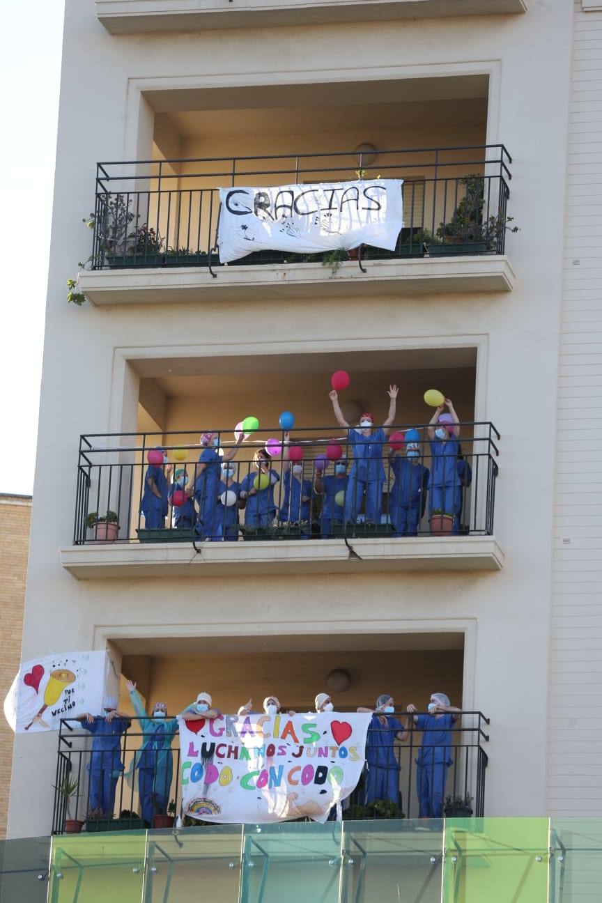 La hora de los aplausos a los sanitarios en Carlos Haya 