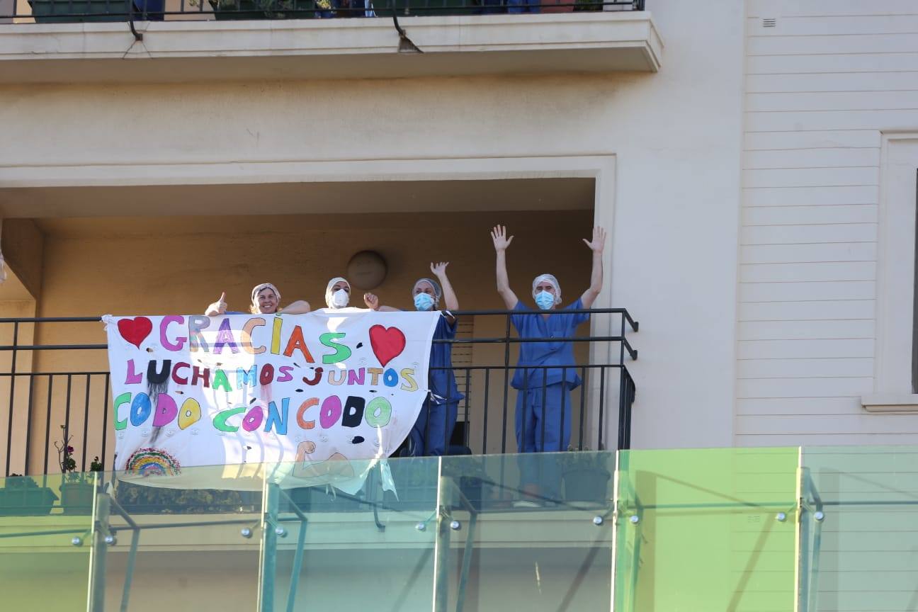 La hora de los aplausos a los sanitarios en Carlos Haya 