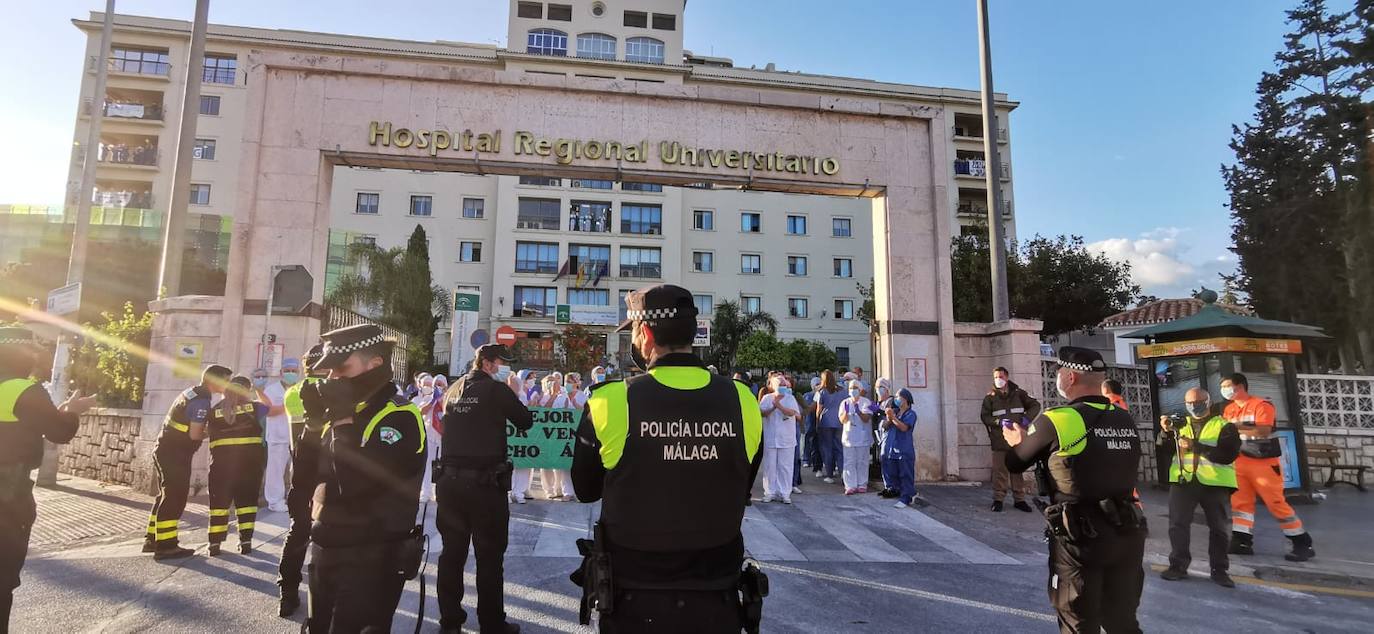 La hora de los aplausos a los sanitarios en Carlos Haya 