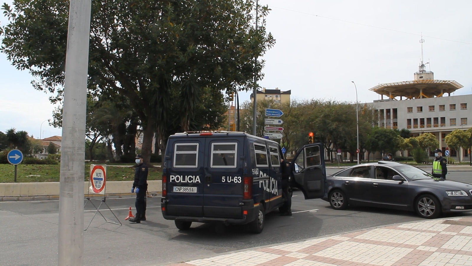 El estado de alarma deja estampas inéditas. En la imagen, control policial en Málaga