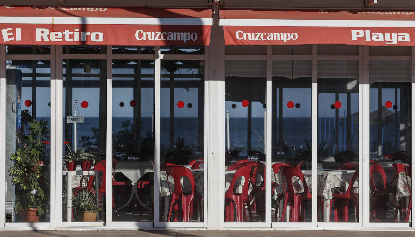 Playas y chiringuitos desiertos en la costa de Torremolinos