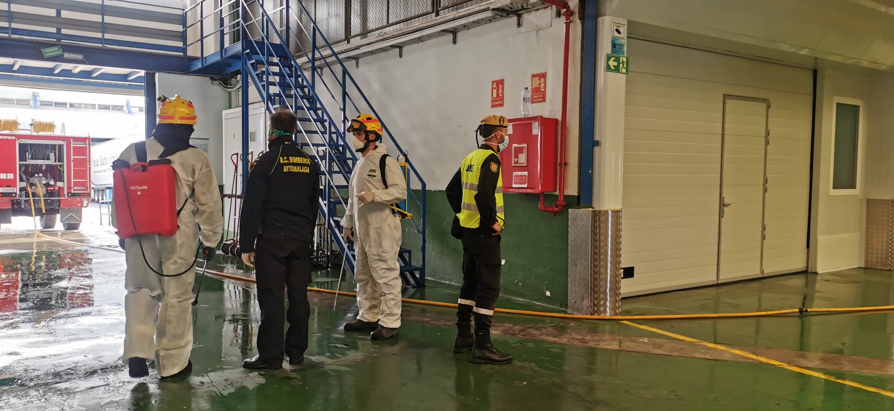 El estado de alarma deja estampas inéditas. En la imagen efectivos del UME y bomberos en Mercamálaga