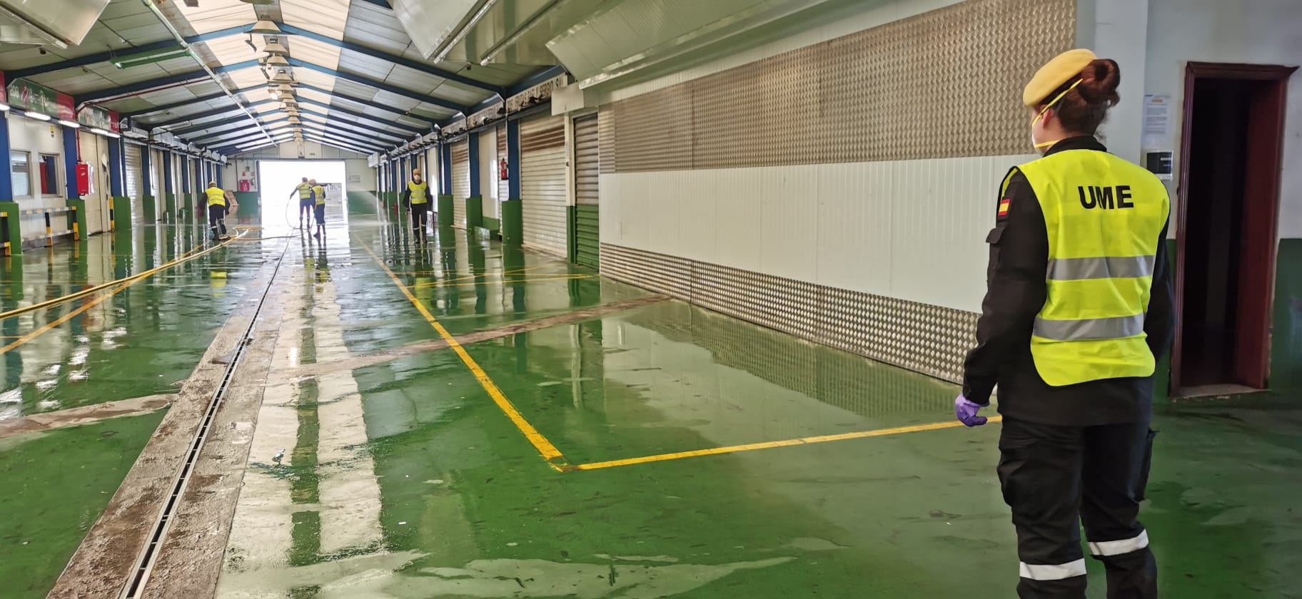 El estado de alarma deja estampas inéditas. En la imagen efectivos del UME y bomberos en Mercamálaga