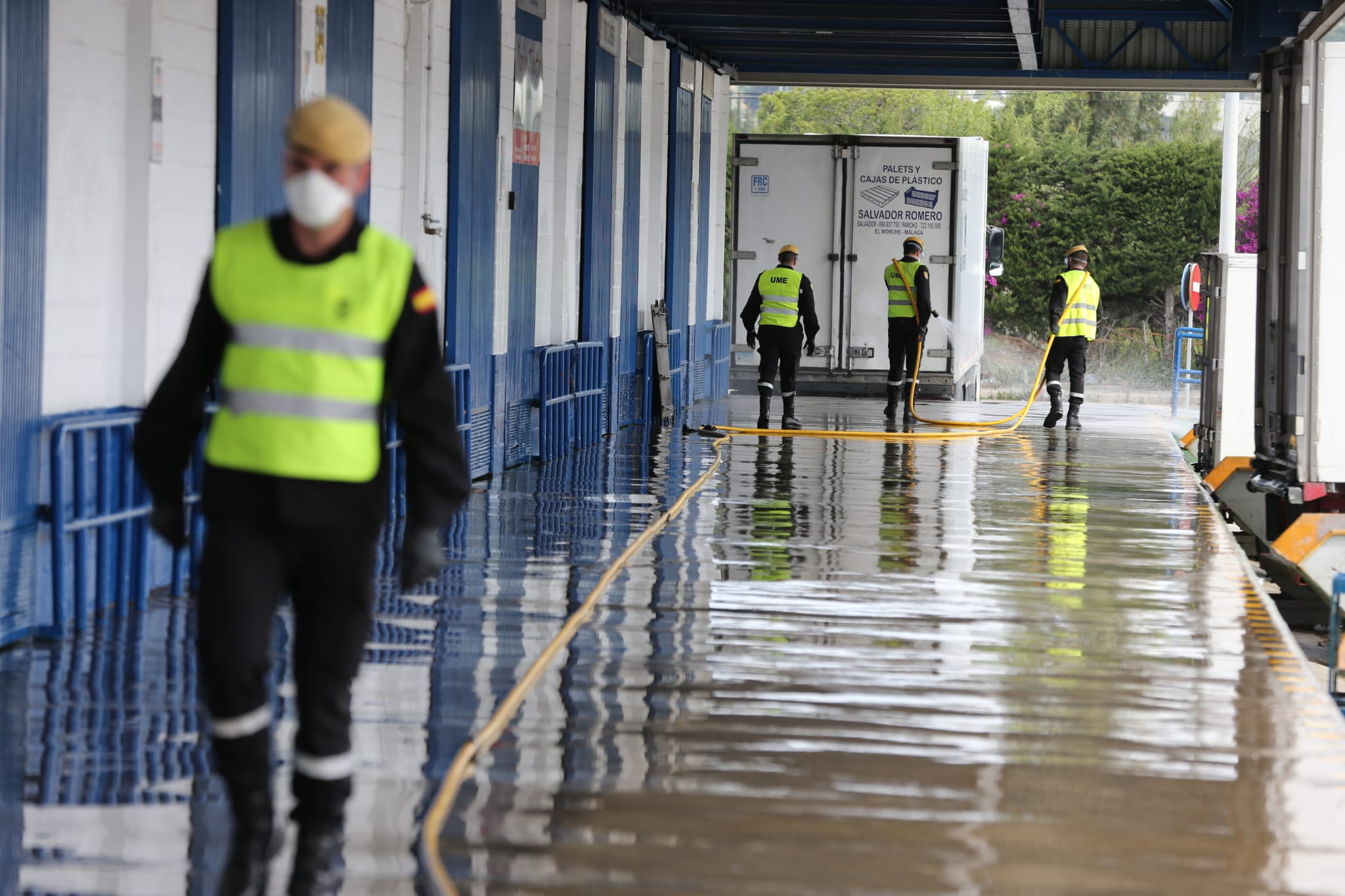 El estado de alarma deja estampas inéditas. En la imagen efectivos del UME y bomberos en Mercamálaga