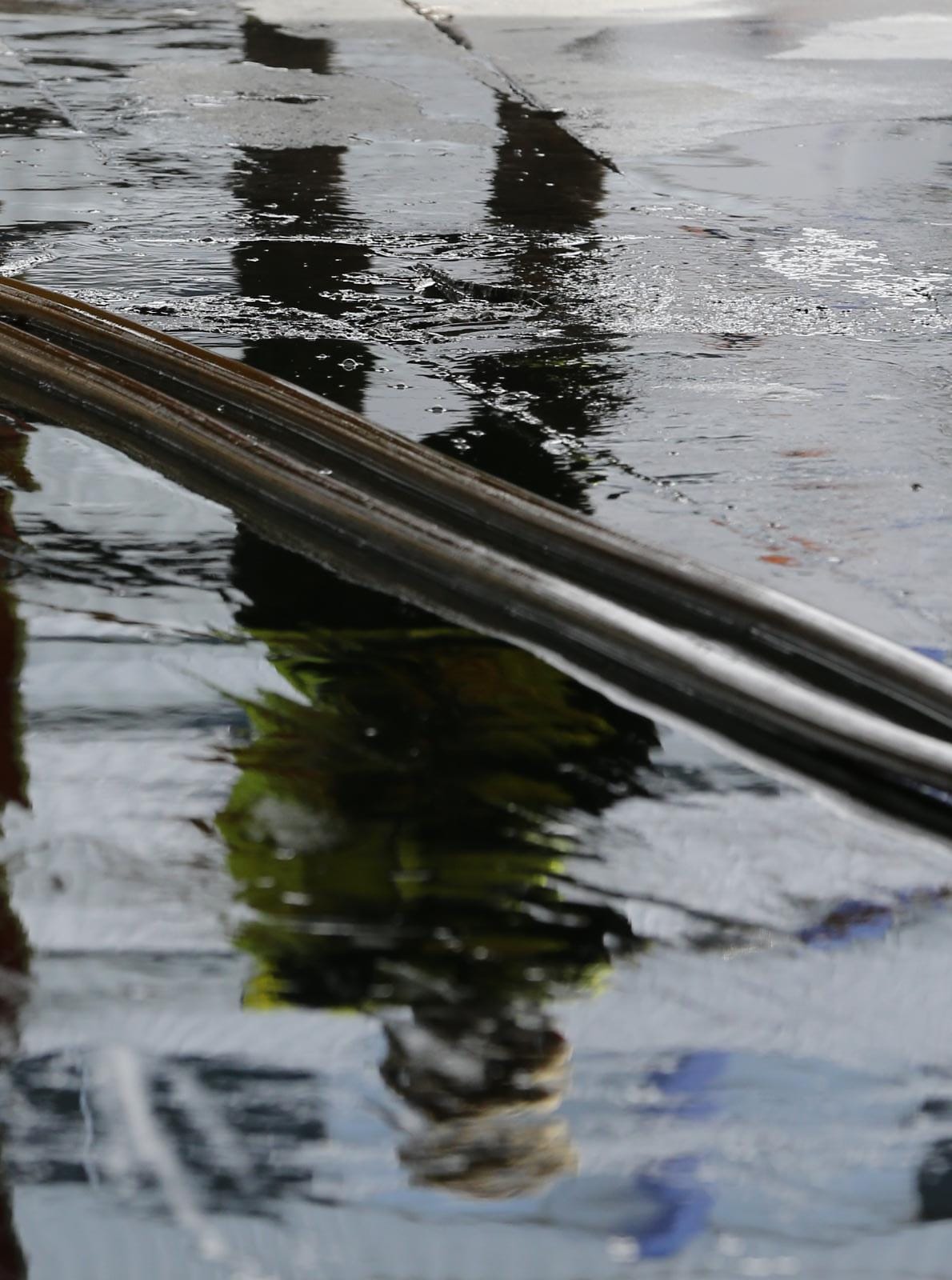 El estado de alarma deja estampas inéditas. En la imagen efectivos del UME y bomberos en Mercamálaga