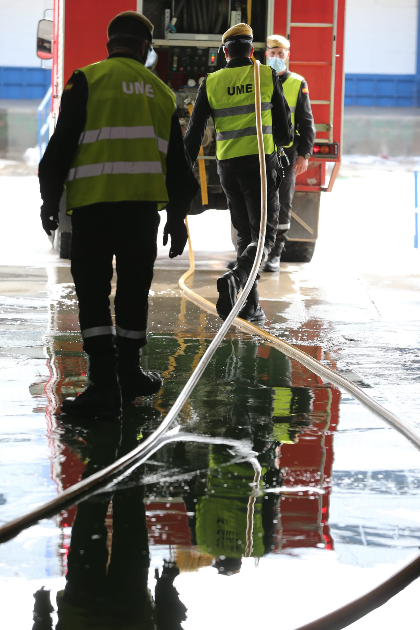 El estado de alarma deja estampas inéditas. En la imagen efectivos del UME y bomberos en Mercamálaga