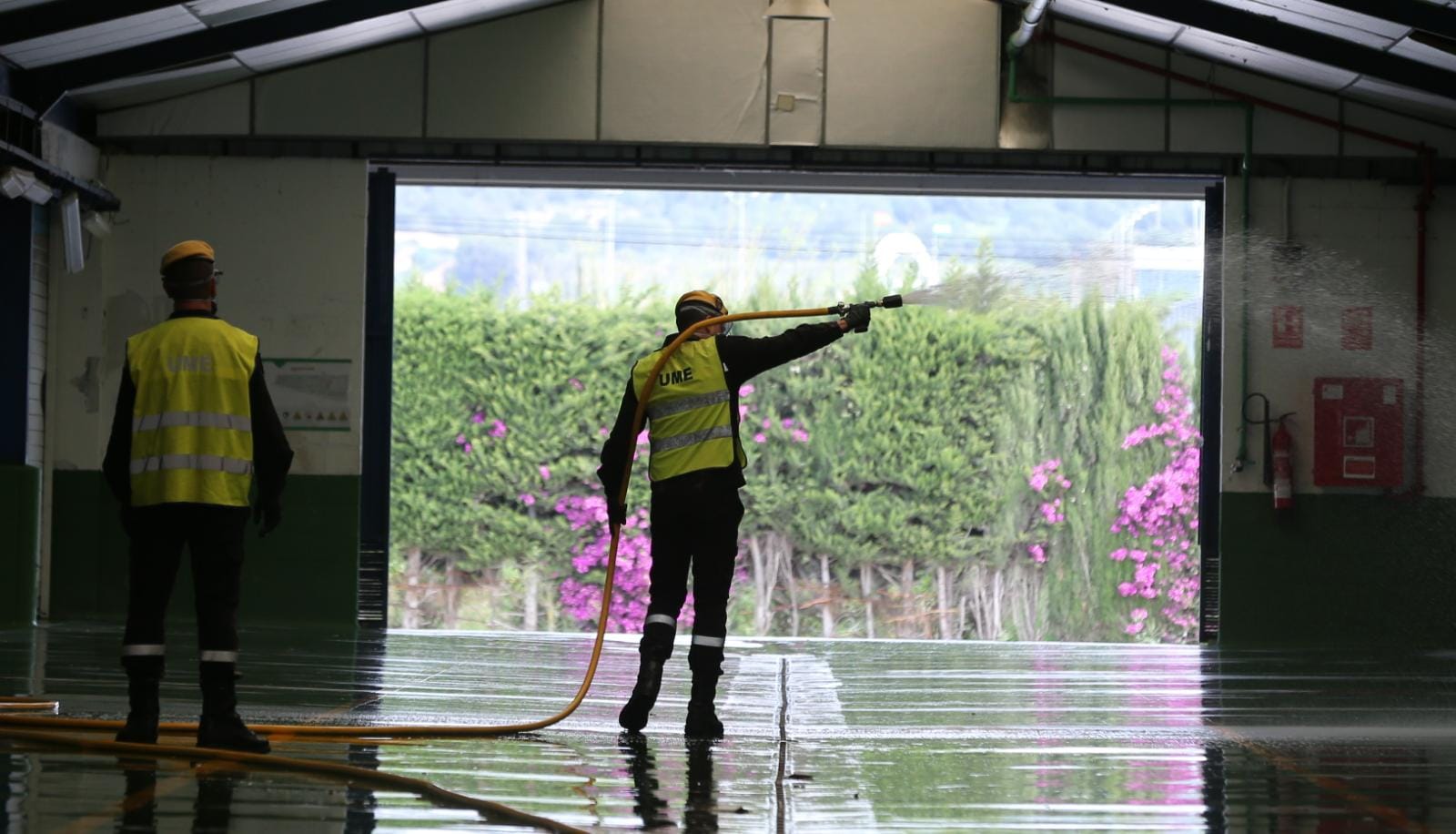 El estado de alarma deja estampas inéditas. En la imagen efectivos del UME y bomberos en Mercamálaga