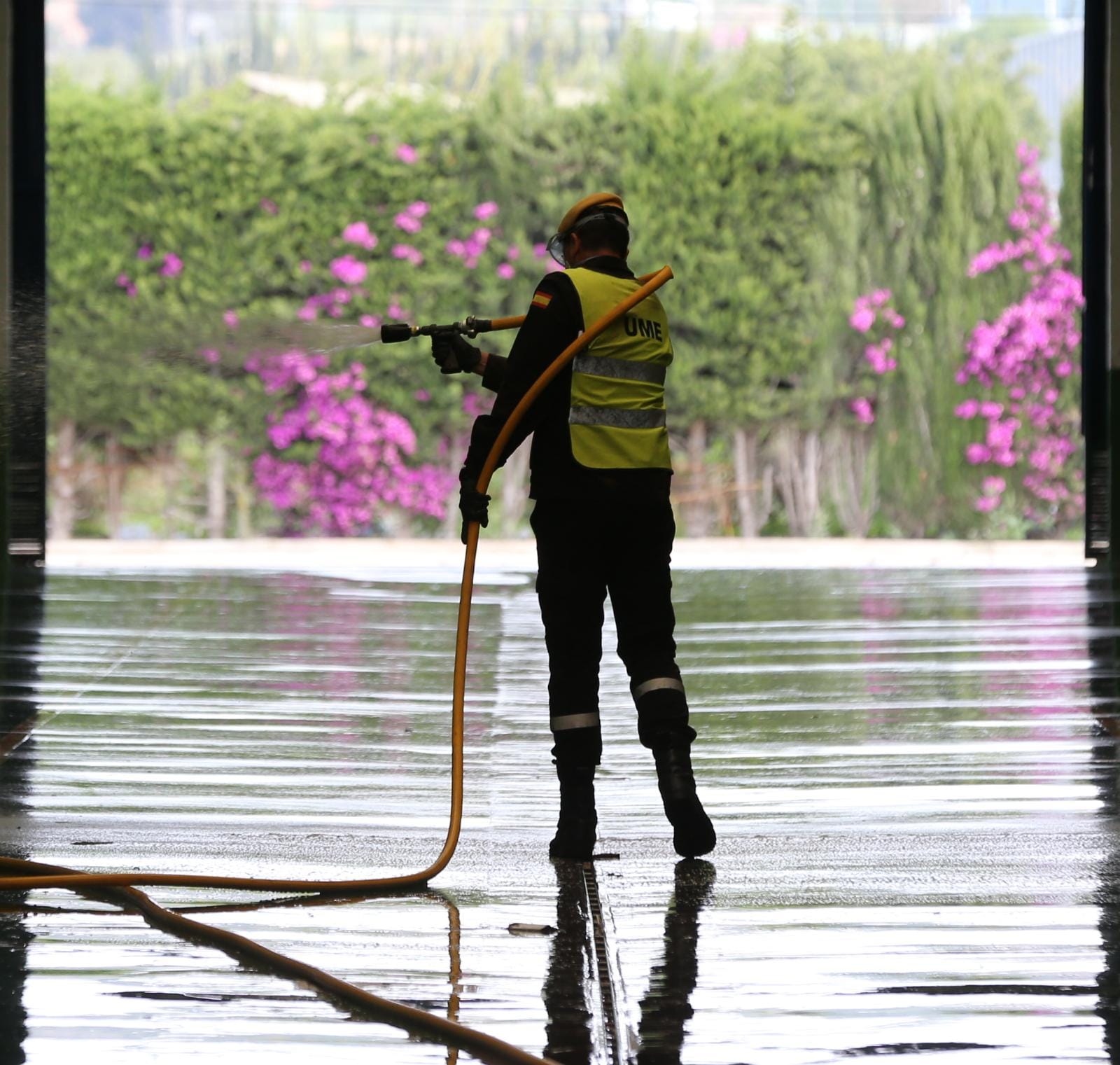 El estado de alarma deja estampas inéditas. En la imagen efectivos del UME y bomberos en Mercamálaga