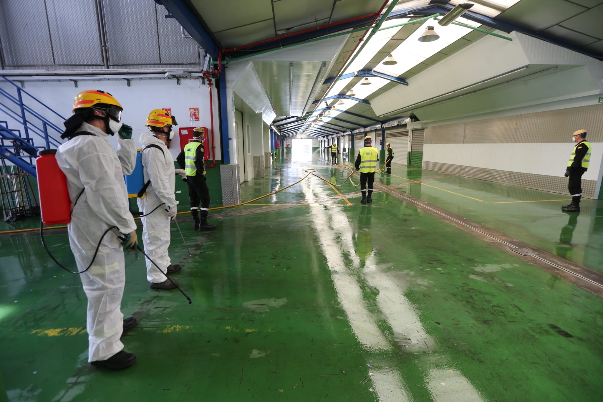 El estado de alarma deja estampas inéditas. En la imagen efectivos del UME y bomberos en Mercamálaga