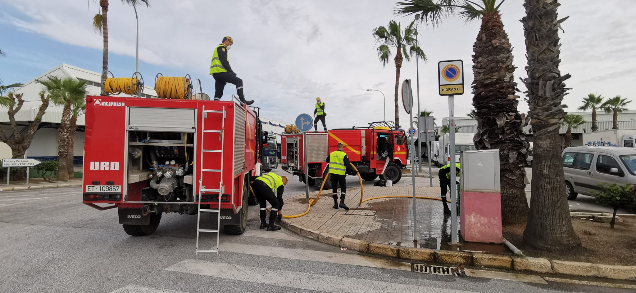 El estado de alarma deja estampas inéditas. En la imagen efectivos del UME y bomberos en Mercamálaga