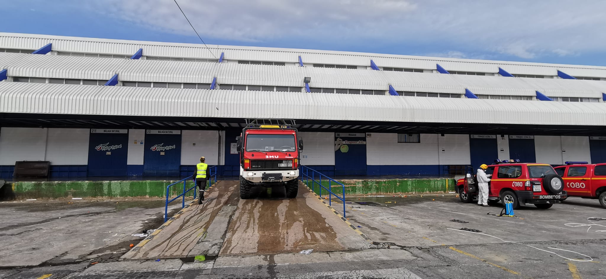 El estado de alarma deja estampas inéditas. En la imagen efectivos del UME y bomberos en Mercamálaga