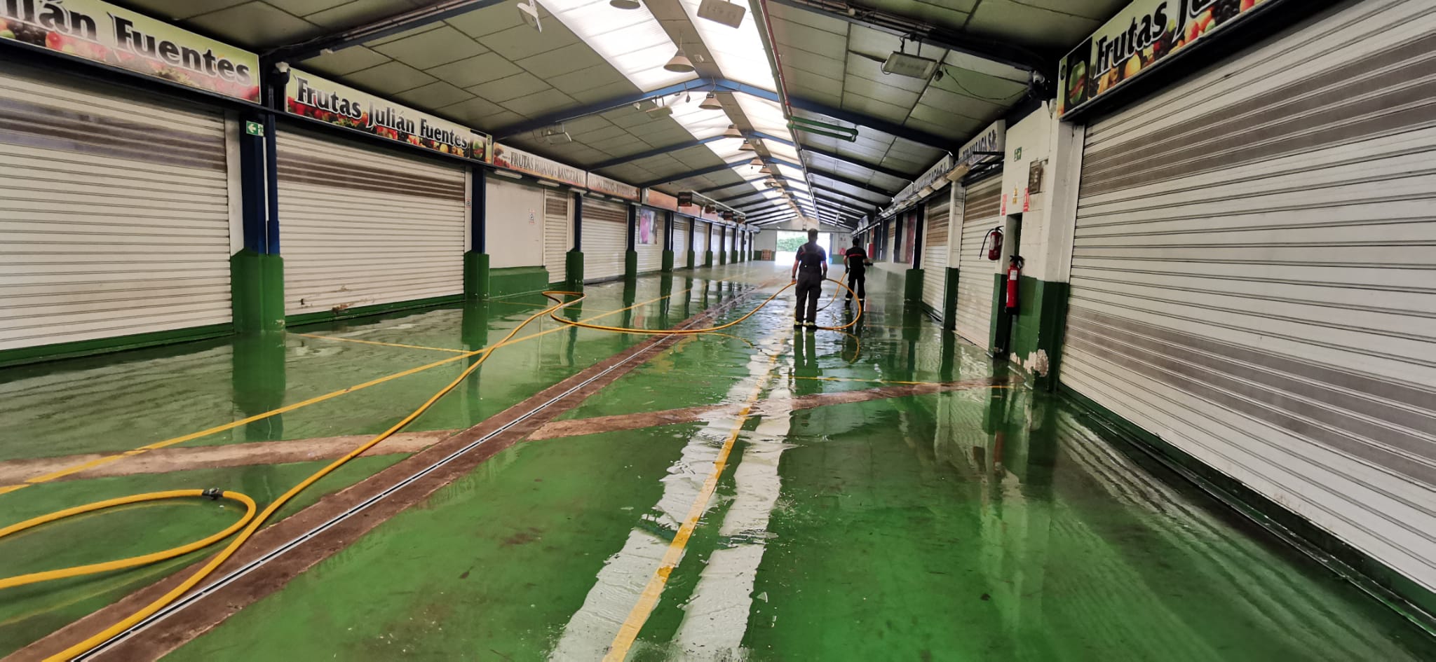 El estado de alarma deja estampas inéditas. En la imagen efectivos del UME y bomberos en Mercamálaga