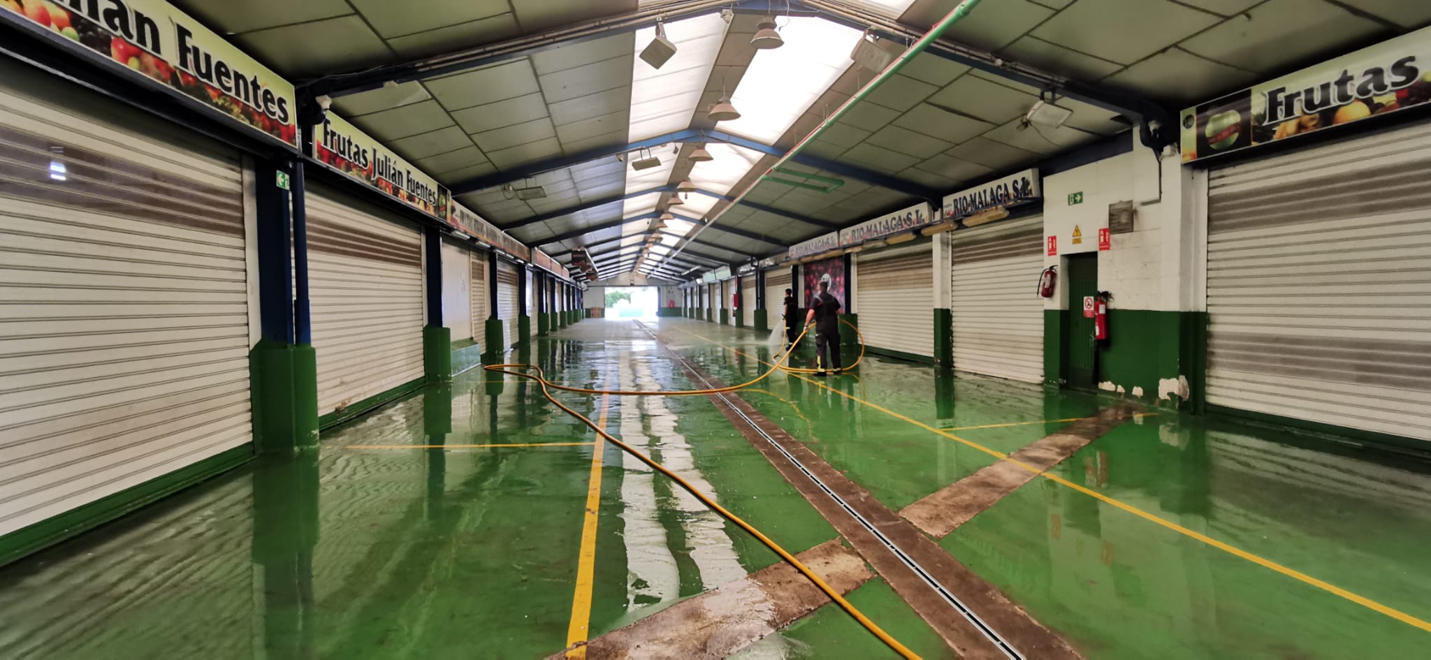 El estado de alarma deja estampas inéditas. En la imagen efectivos del UME y bomberos en Mercamálaga