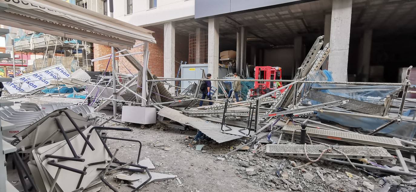 Cuatro personas resultan heridas tras caer un andamio por el viento junto al mercado del Carmen