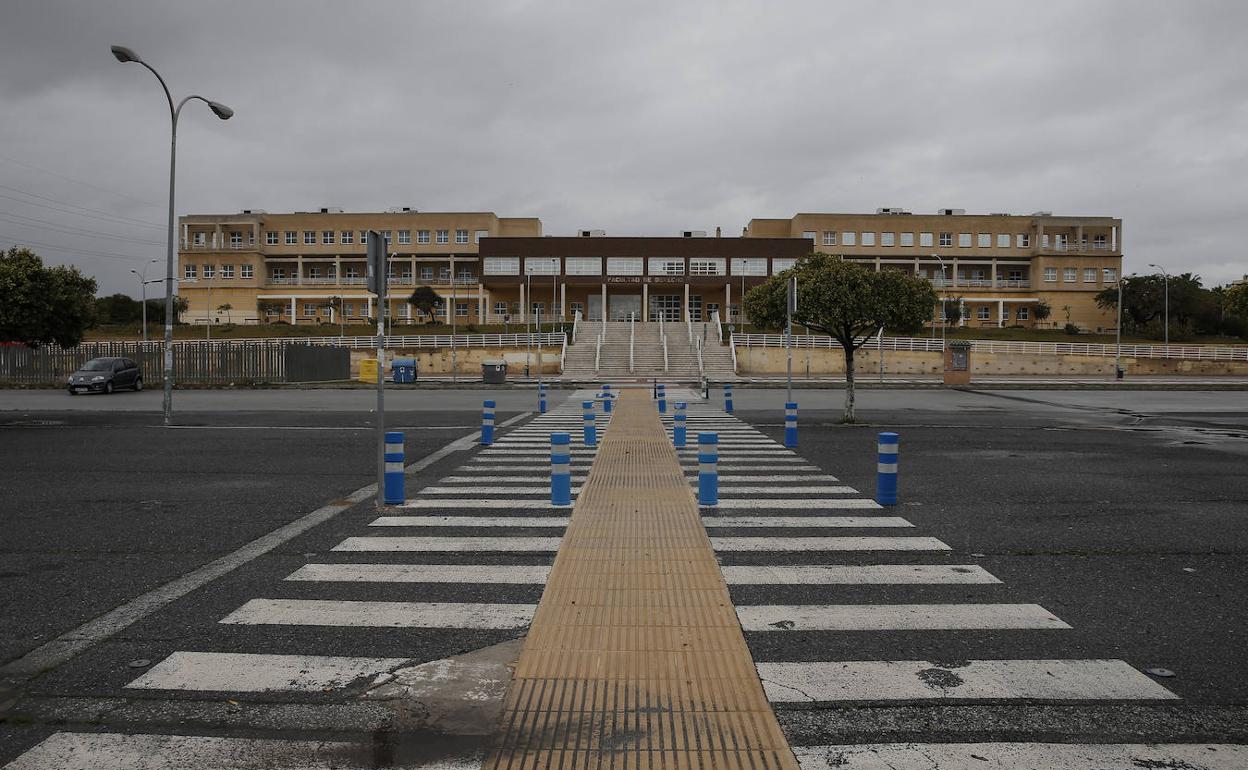 Campus de Teatinos, completamente vacío, con la Facultad de Derecho al fondo. 