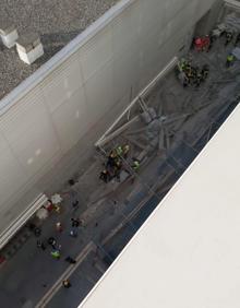 Imagen secundaria 2 - Cuatro personas resultan heridas tras caer un andamio por el viento junto al mercado del Carmen