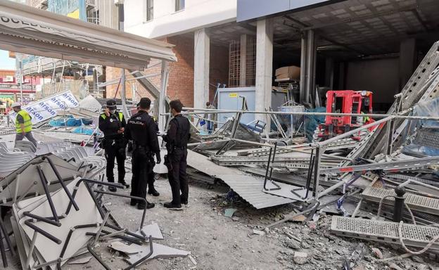 Cuatro personas resultan heridas tras caer un andamio por el viento junto al mercado del Carmen