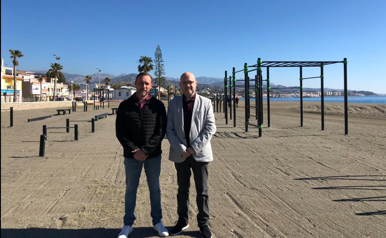 Los concejales de Hacienda y Playas, David Vilches y Jesús Pérez Atencia, en una imagen de archivo en las playas. 