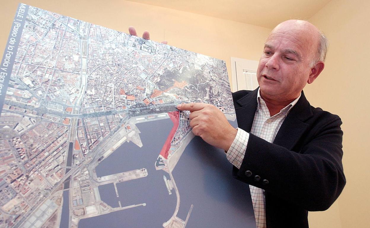 Alfonso Peralta, en una imagen de 2003, cuando presentó su proyecto para el Plan Especial del Puerto. 