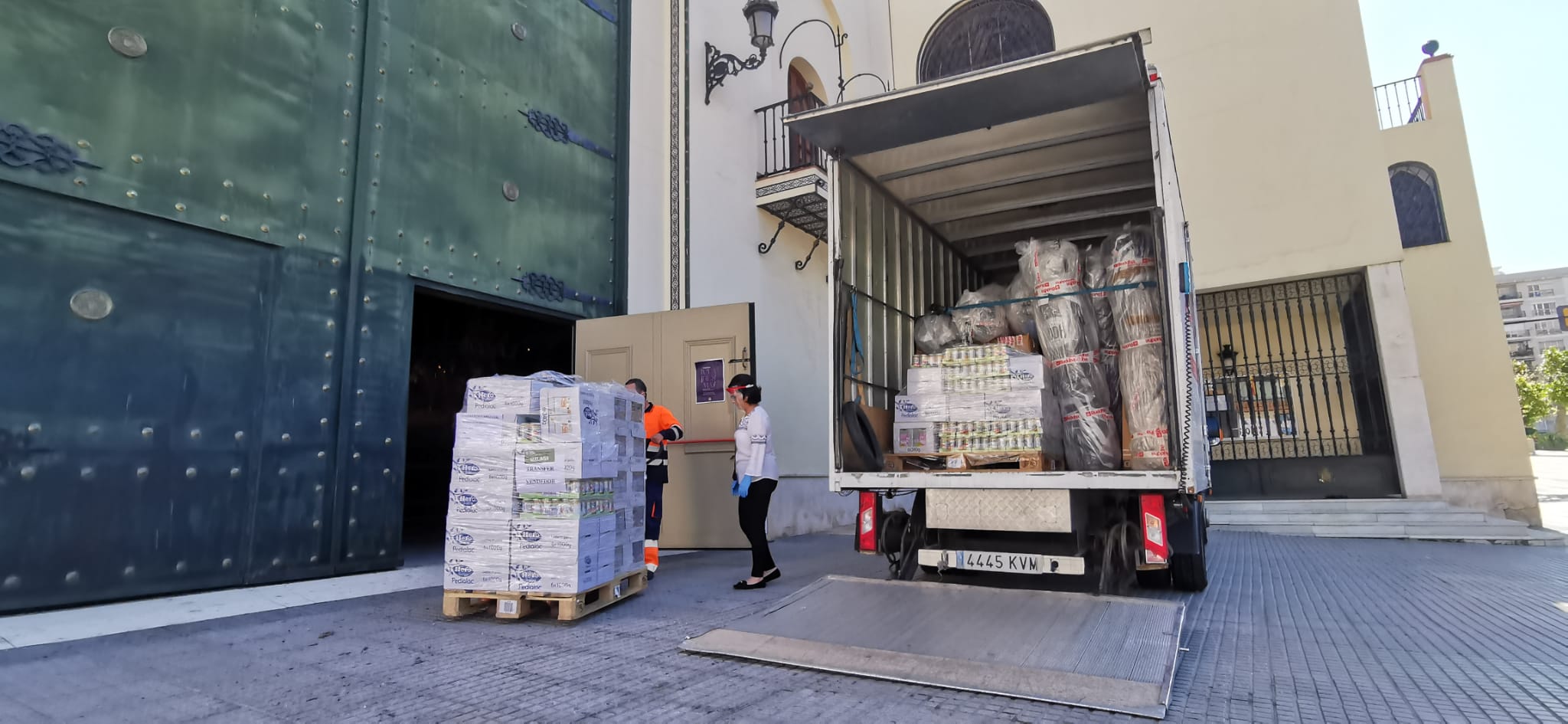 El estado de alarma deja estampas inéditas. La Archicofradía del Paso y la Esperanza hace acopio de potitos y leche infantil para su acción caritativa por el coronavirus