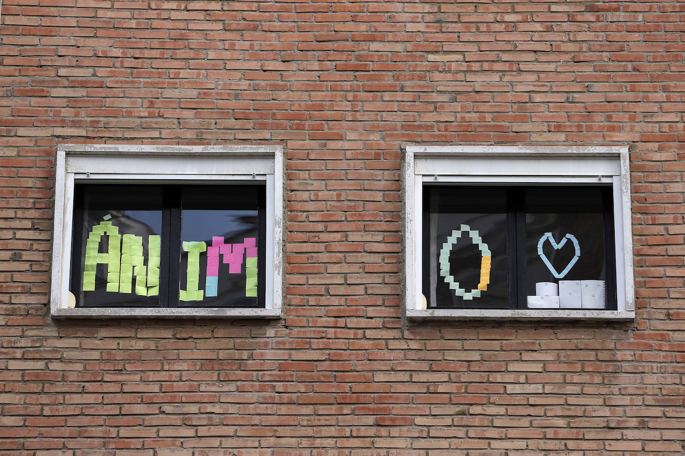 Cartel de ánimo en unas ventanas