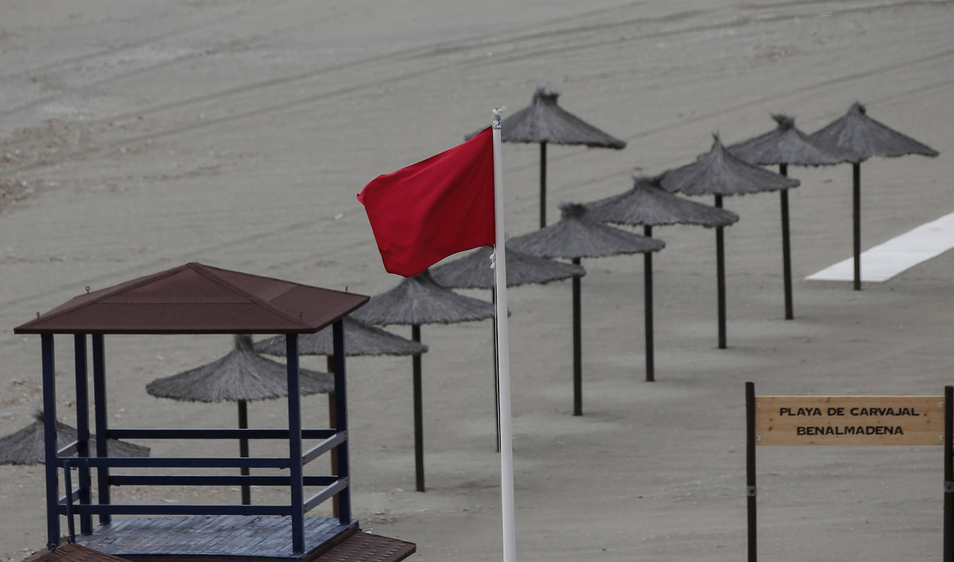 Bandera roja en la playa de Carvajal, en Benalmádena