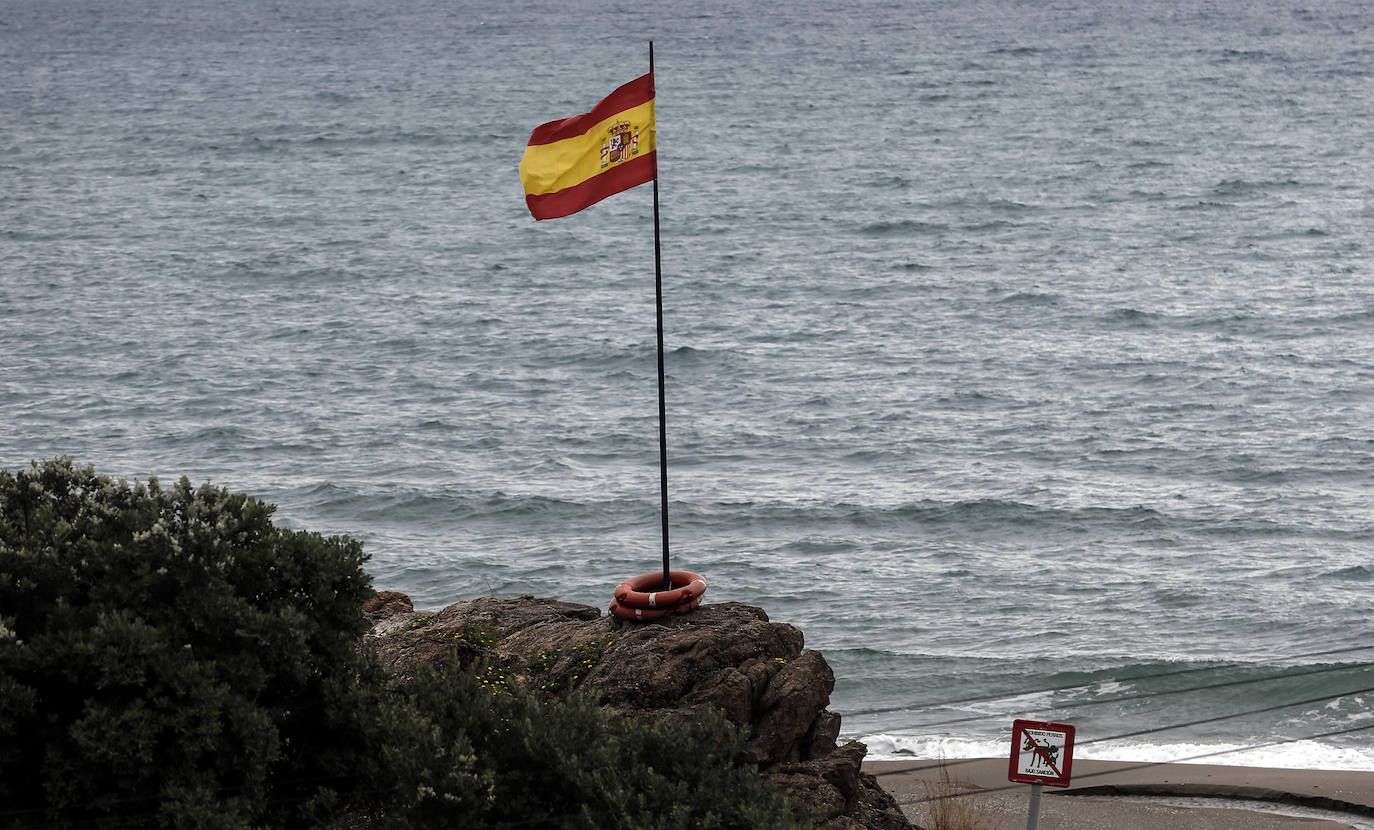Bandera de España en una playa de Fuengirola