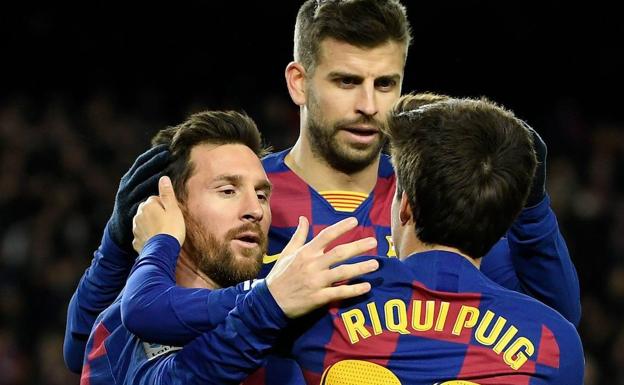 Messi, Piqué y Riqui Puig celebran la victoria ante el Granada. 