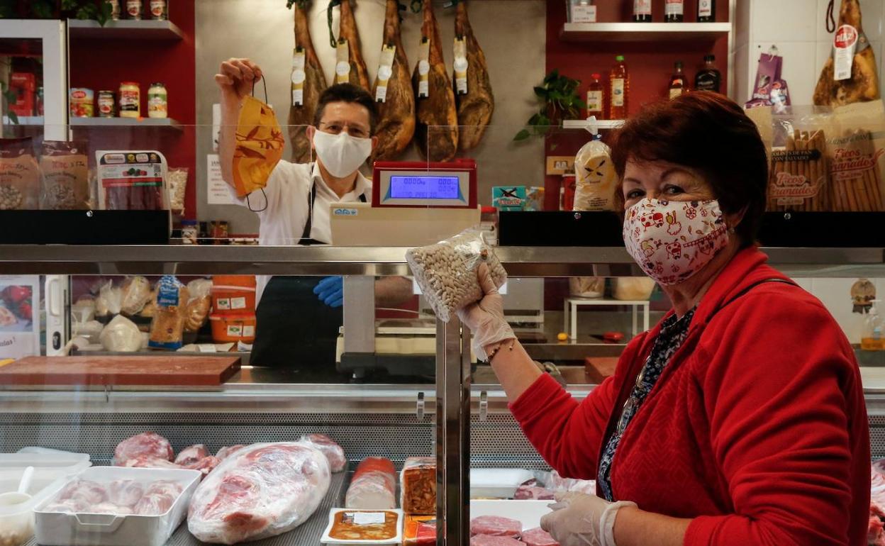 Mascarillas a cambio de alimentos para las familias del barrio