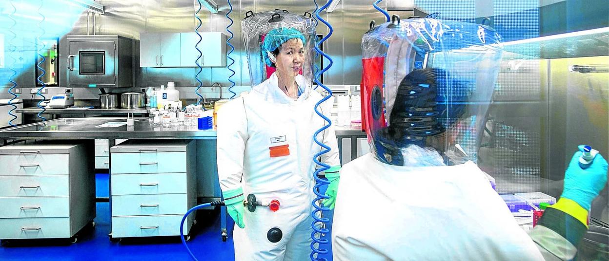 La subdirectora del laboratorio P4 de Wuhan, Shi Zhengli, trabaja en las instalaciones embutida en el traje de seguridad. JOHANNES EISELE/ AFP