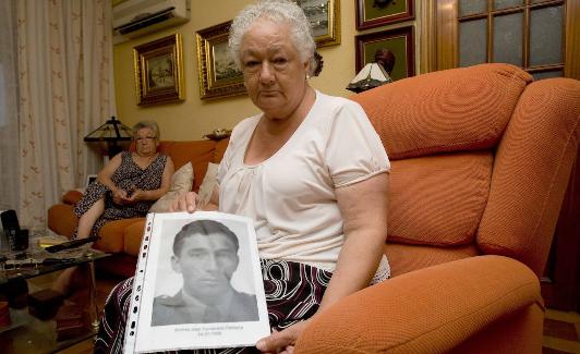 María Pilar Pertierra, en Málaga en 2010, con una fotode su hijo asesinado por ETA. ÑITO SALAS