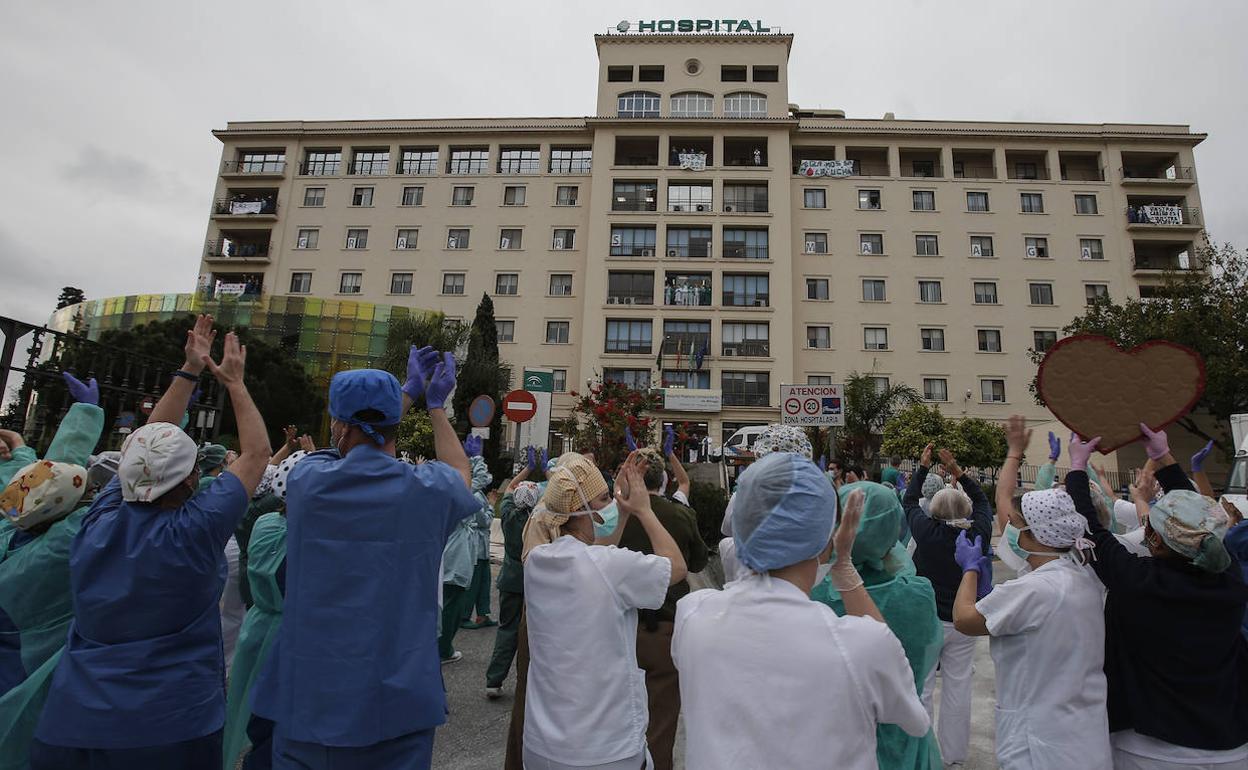 Profesionales aplauden en la entrada al Hospital Regional. 