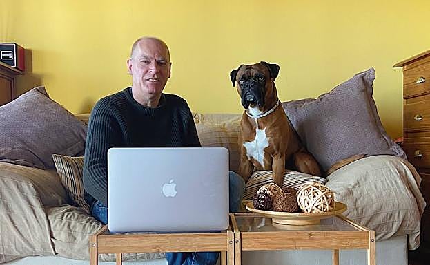 Rudi van der Zalm con su fiel perro Ciro en casa.