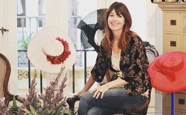 Laura Olea, especialista en tocados para eventos, en una imagen en su estudio. 