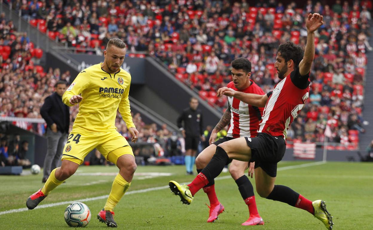 El marbellí Ontiveros encara a Raúl García y Capa en un Athletic-Villarreal liguero en San Mamés esta campaña. 