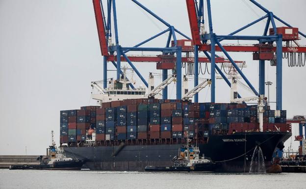 Los barcos amarrados en el Puerto de Málaga aplauden con sus bocinas