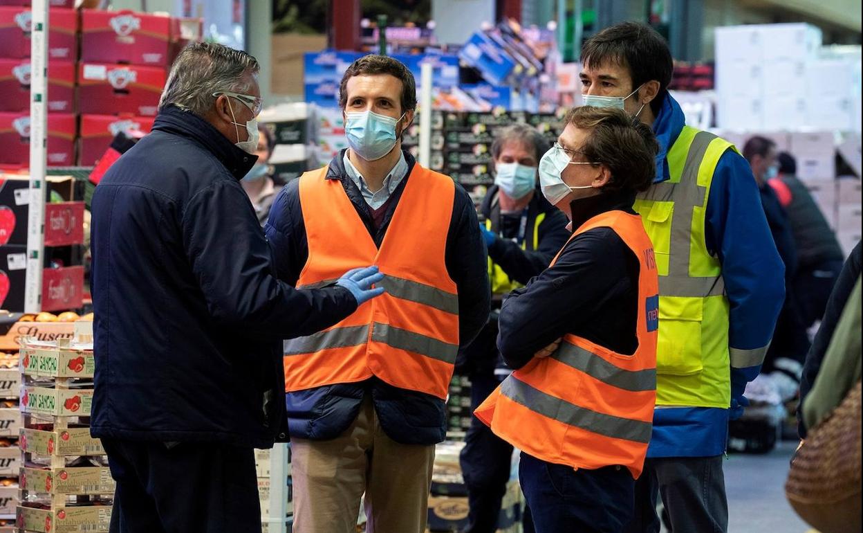 El líder del PP, Pablo Casado, y el alcalde de Madrid, José Luis Martínez-Almeida (ambos con chaleco naranja), visitaron este viernes Mercamadrid.