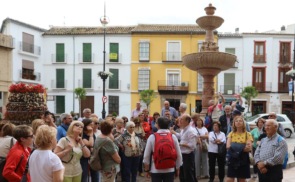 Grupo de turistas en la Plaza de San Sebastián de Antequera antes de la pandemia. 