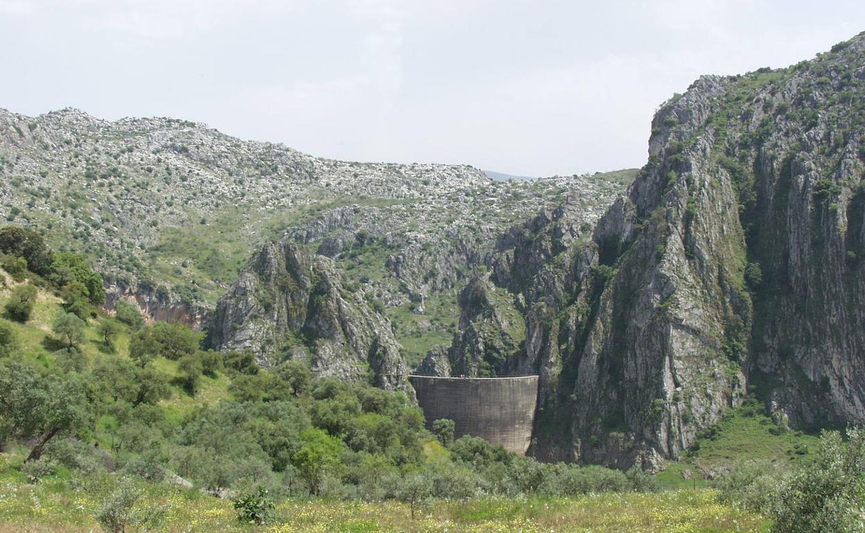 Este intento de embalse, después de un siglo, forma parte del paisaje kárstico del parque natural de la Sierra de Grazalema. 