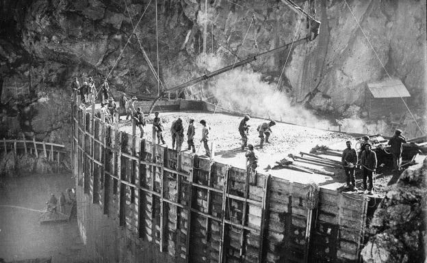 Construcción. En tan sólo nueve meses se consiguió levantar una novedosa presa abovedada en el término municipal de Montejaque, pero quedó inservible porque el agua embalsaba se la tragaba la tierra. 