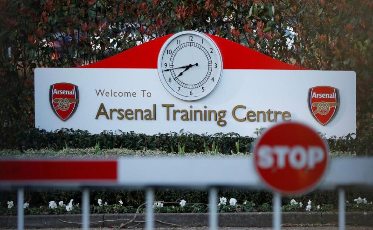 Entrada al centro de entrenamiento del Arsenal. 