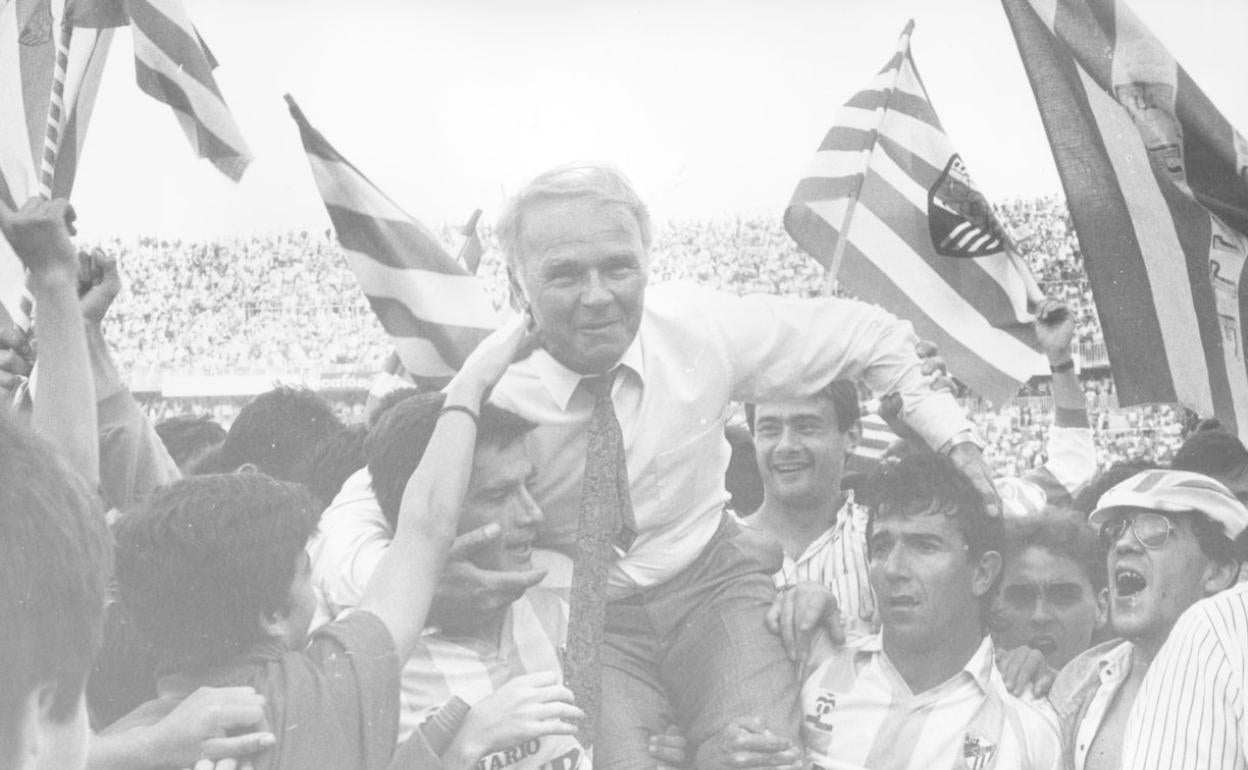 Aunque el ascenso no era matemático, se celebró en La Rosaleda tras la victoria frente al Xerez; en la imagen, Kubala es llevado a hombros por Clemente y Juanito en presencia de Añón. 