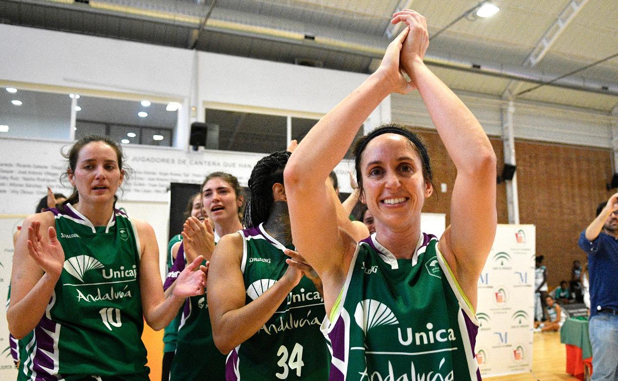 Las jugadoras del Unicaja, con Gema García en primer plano, celebran su ascenso a LF2 el pasado año. 