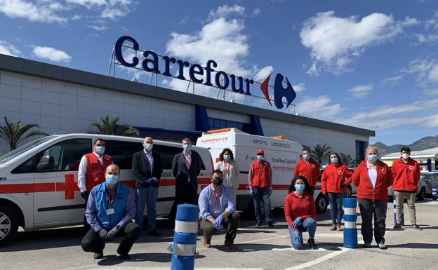 Parte del equipo de Costasol de Hipermercados-Carrefour con Cruz Roja. 