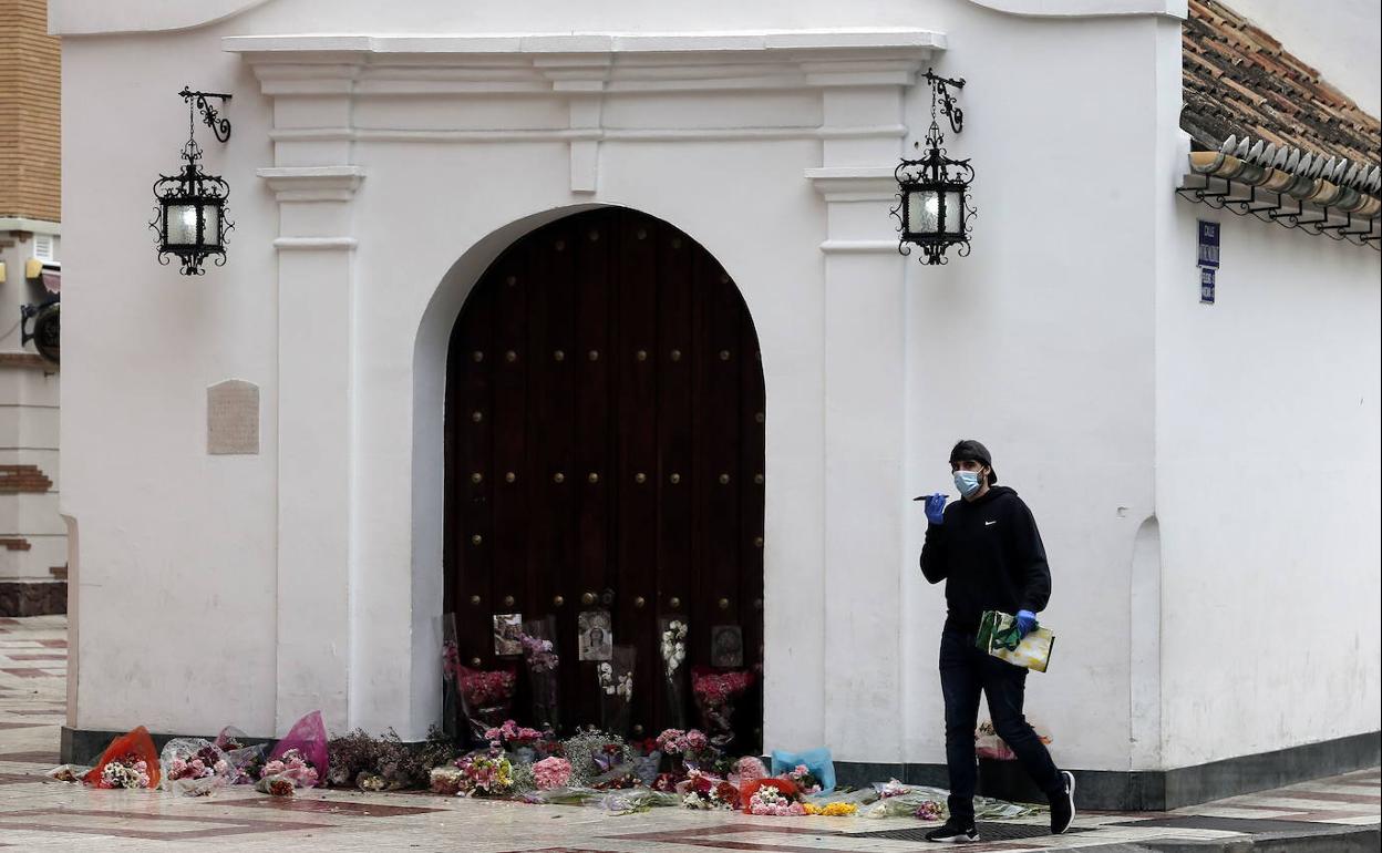 Ramos de flores depositados en la ermita el pasado Jueves Santo. 