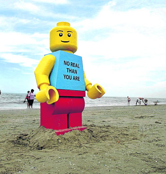 La figura gigante de Lego que apareció en 2007 en una playa holandesa.
